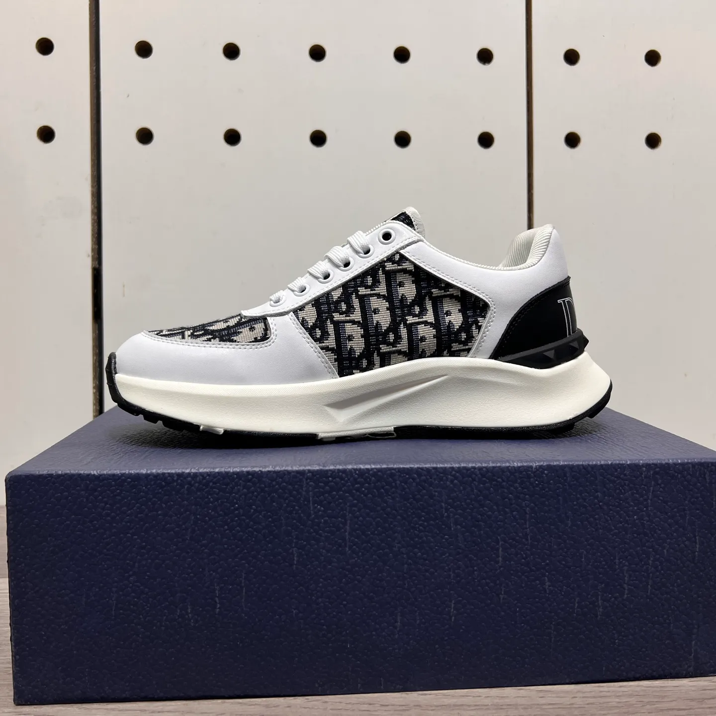 Factory price: 438💰Dior original quality.~ Unique modern style sneakers. 🏃A must-have casual shoe for trendy men😍😍 Imported cowhide fabric, sheepskin foot pads (refuse to discolor and grind feet) soles: Original soles specially provided by the original factory, French lazy style design ⚠️Fit to the feet, original quality, super comfortable original soles. Just like shooting the real thing 🎬The real thing is better, high-quality sneakers, size: 38-44 (45 and 46 can be customized)